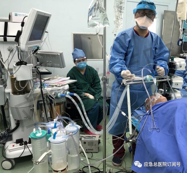 于4月20日成功为刘某进行了双肺同期大容量灌洗术,手术两个余小时