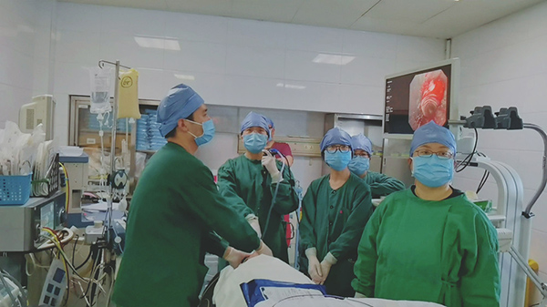 手术中.jpg 手术中.jpg