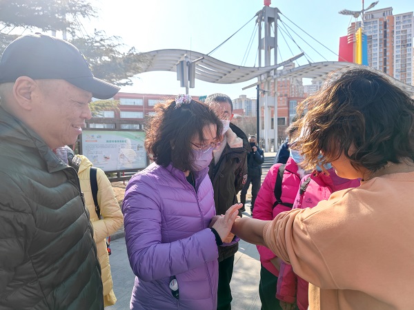 医生和患者一起参加户外活动并为他们进行医疗科普.jpg